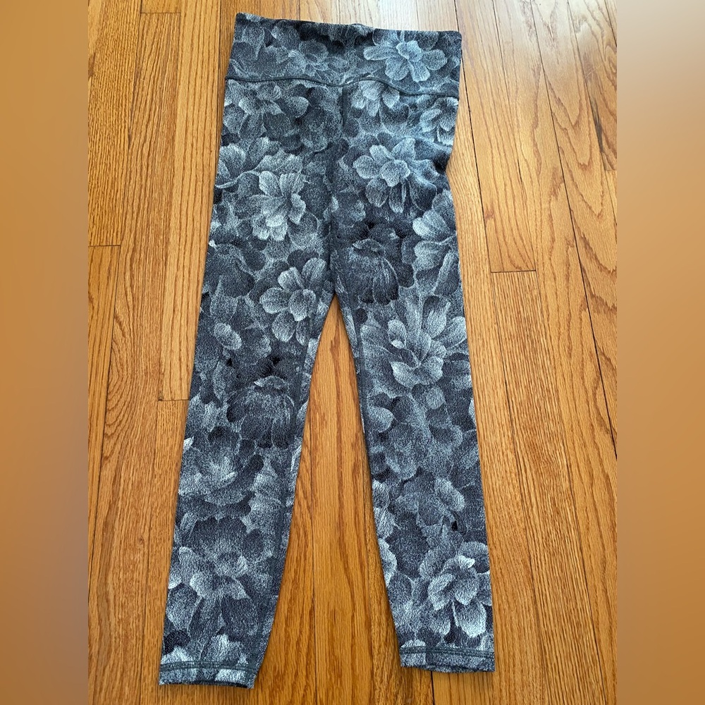 EUC Athleta Chakra Elation Textured Tight Legging Gray Black White Floral Small